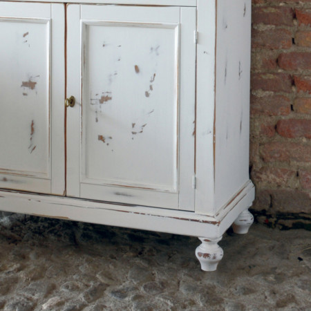 Dettaglio credenza due ante shabby chic piedini torniti