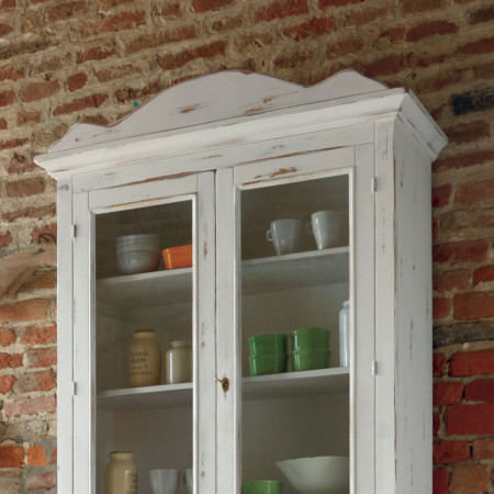 Dettaglio alzata credenza shabby chic con vetrina
