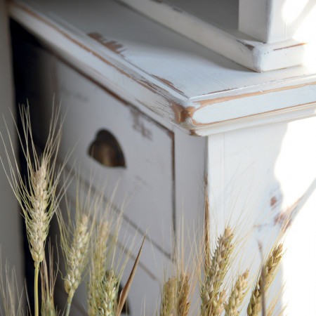 Dettaglio credenza due ante con vetrina shabby chic
