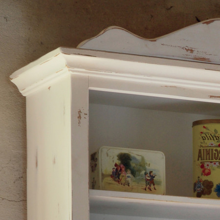 Dettaglio alzata credenza shabby chic con ripiani