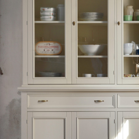 Credenza con vetrina due ante shabby chic dettaglio vetro