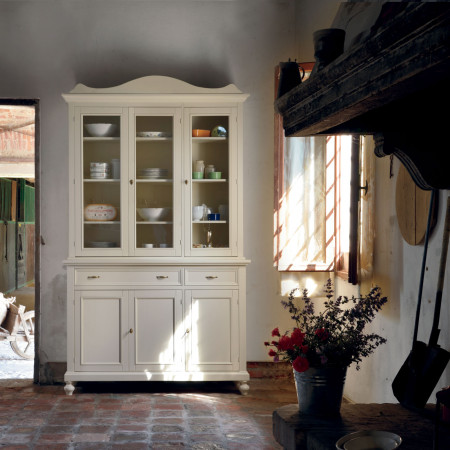 Credenza con vetrina due ante shabby chic in interni accoglienti
