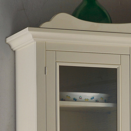 Credenza shabby chic con 4 ante, dettaglio vetrina superiore