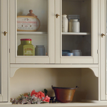 Credenza shabby chic con vetrina superiore e dettagli interni