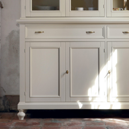 Credenza shabby chic con 4 ante, dettaglio piedini torniti