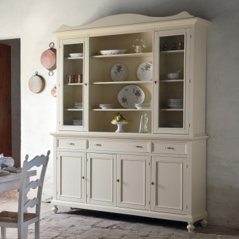 Credenza 4 ante con vetrina shabby chic ambientata