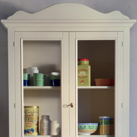 Vetrina shabby chic con dettagli di ripiani regolabili