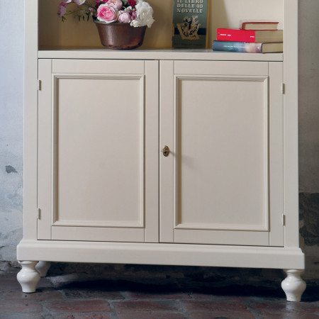 Libreria shabby chic con 2 ante legno, dettaglio inferiore
