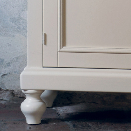 Dettaglio piedino Libreria shabby chic con 2 ante in legno