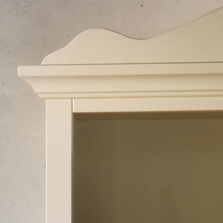 Libreria shabby chic con dettagli sagomati superiori