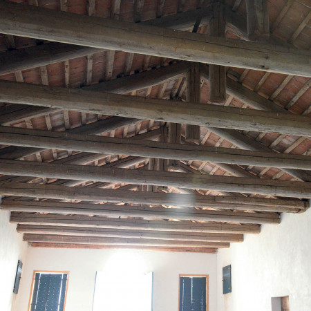 Dettaglio tetto in legno per libreria shabby chic