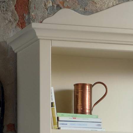 Dettaglio fascia sagomata libreria a giorno shabby chic