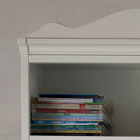 Dettaglio della libreria componibile shabby chic, top decorato