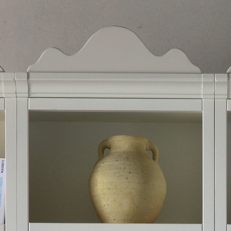 Dettaglio fascia superiore libreria componibile shabby chic