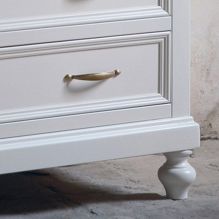 Dettaglio del piede tornito del Comò 5 cassetti shabby chic