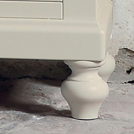 Dettaglio piedino tornito Comodino 2 cassetti e vano shabby chic