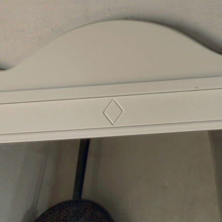 Dettaglio specchiera sagomata shabby chic in legno