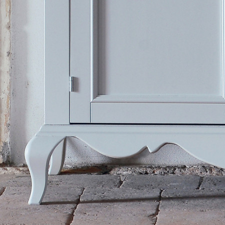 Credenza 2 ante shabby chic, dettaglio piedini sciabola