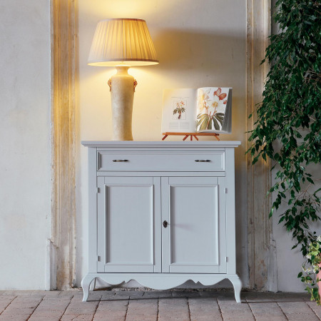 Credenza 2 ante shabby chic con lampada ambientata