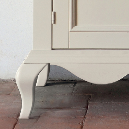 Dettaglio piedino credenza shabby chic 3 ante