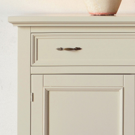 Dettaglio della credenza shabby chic con cassetto