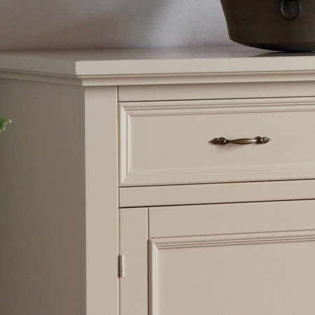 Credenza 4 ante shabby chic, dettaglio frontale del cassetto