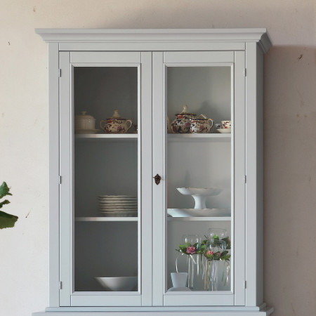 Dettaglio credenza con vetrina 2 ante shabby chic