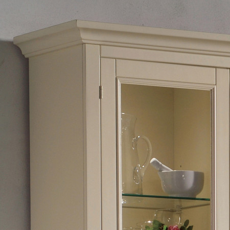 Dettaglio della credenza con vetrina 3 ante shabby chic