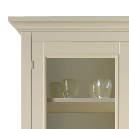 Dettaglio credenza shabby chic con vetro e ripiani
