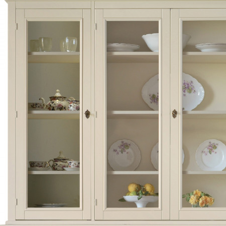 Dettaglio della credenza shabby chic con vetrina