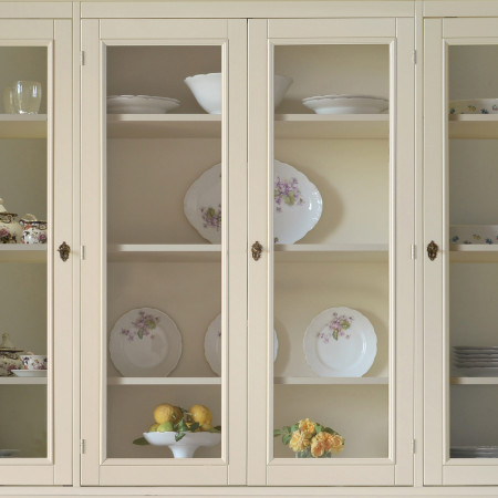 Credenza shabby chic con vetrina a 4 ante e piatti decorativi