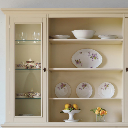 Dettaglio credenza con vetrina shabby chic, piatti esposti