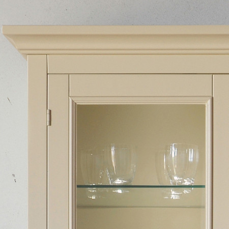 Dettaglio della credenza con vetrina a 4 ante shabby chic
