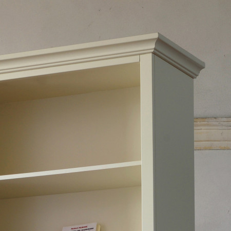 Dettaglio cornice libreria shabby chic con ripiani