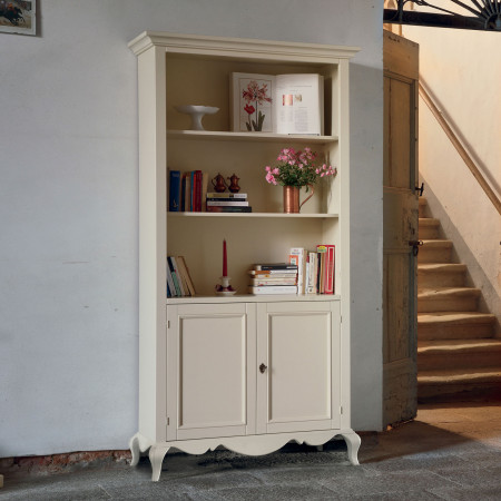 Libreria due ante shabby chic con piedini a sciabola
