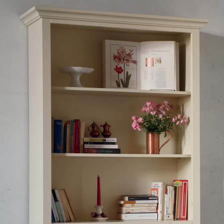 Libreria due ante shabby chic con ripiani regolabili