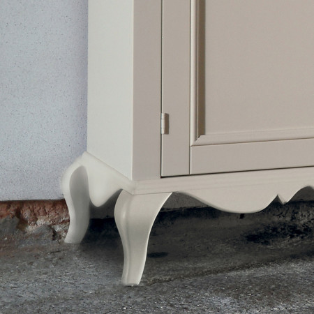 Dettaglio piedini libreria due ante shabby chic
