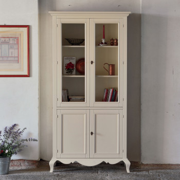 Vetrina shabby chic con quattro ante ambiente domestico