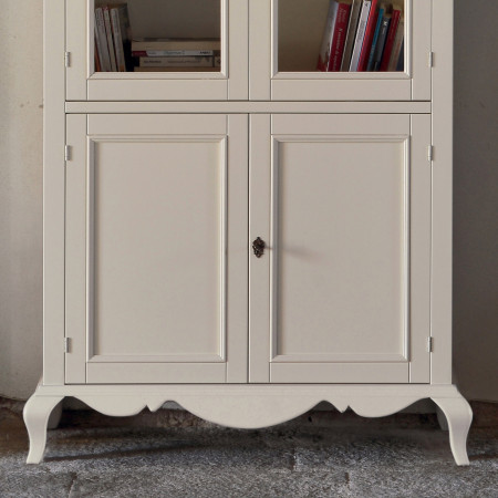 Vetrina shabby chic con quattro ante, dettaglio piedini