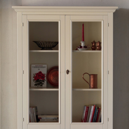 Vetrina shabby chic con quattro ante in legno, dettagli esposizione