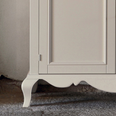Dettaglio piedini vetrina shabby chic, legno bianco