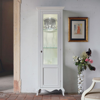 Vetrina a una anta shabby chic, dettaglio piedini curvi