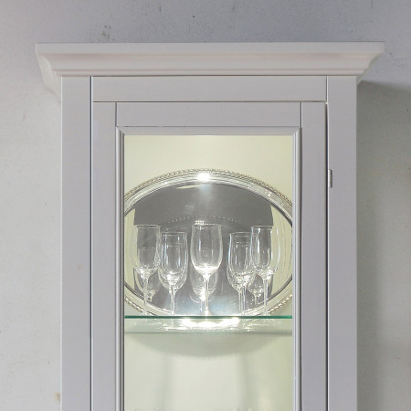 Dettaglio vetrina a una anta shabby chic con calici