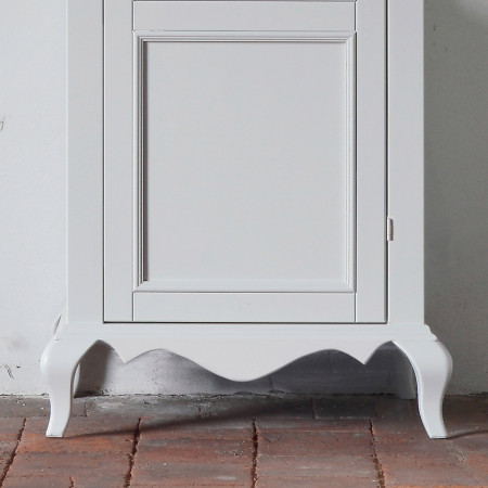 Dettaglio piedini vetrina shabby chic a una anta