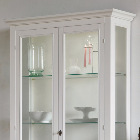 Vetrina shabby chic con due ante in vetro, dettaglio del bordo superiore