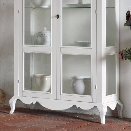 Vetrina shabby chic con due ante in vetro, dettaglio piedini