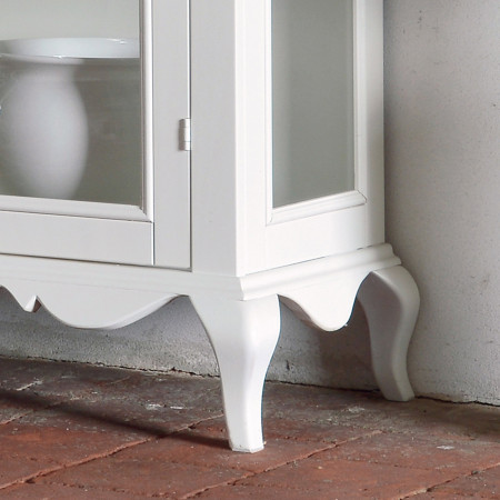 Dettaglio base della Vetrina shabby chic con due ante in vetro