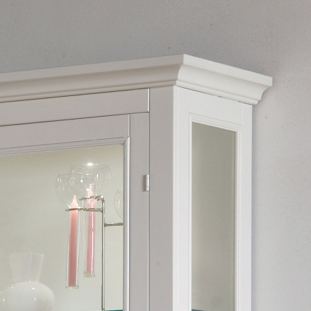 Dettaglio cornice superiore della vetrina shabby chic