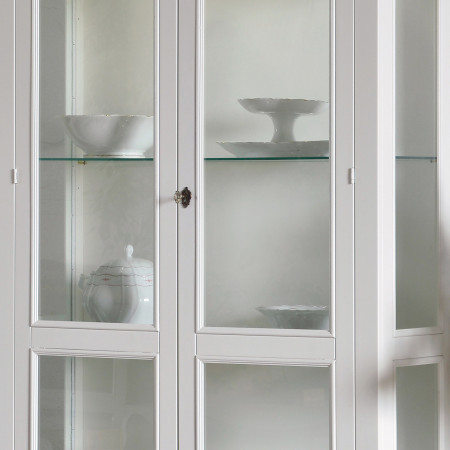 Dettaglio vetrina shabby chic con ante in vetro