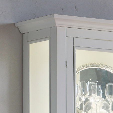 Dettaglio vetrina due ante shabby chic legno tiglio
